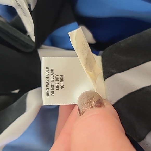 Dress Barn plus size sleeveless top. - Picture 6 of 6